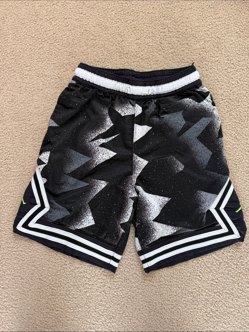 Boy’s Jordan Diamond Printed Shorts - L